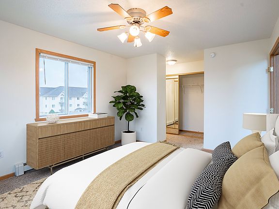 Fargo, ND Summit Point Apartments | 22A | Bedroom