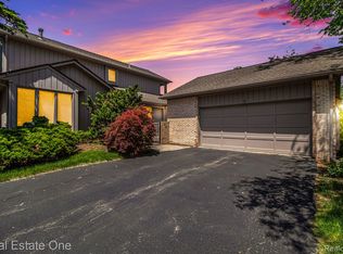 2254 Cameo Lake Dr, Bloomfield Hills, MI
