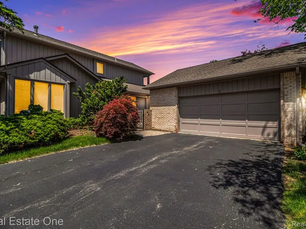 2254 Cameo Lake Dr, Bloomfield Hills, MI 48302