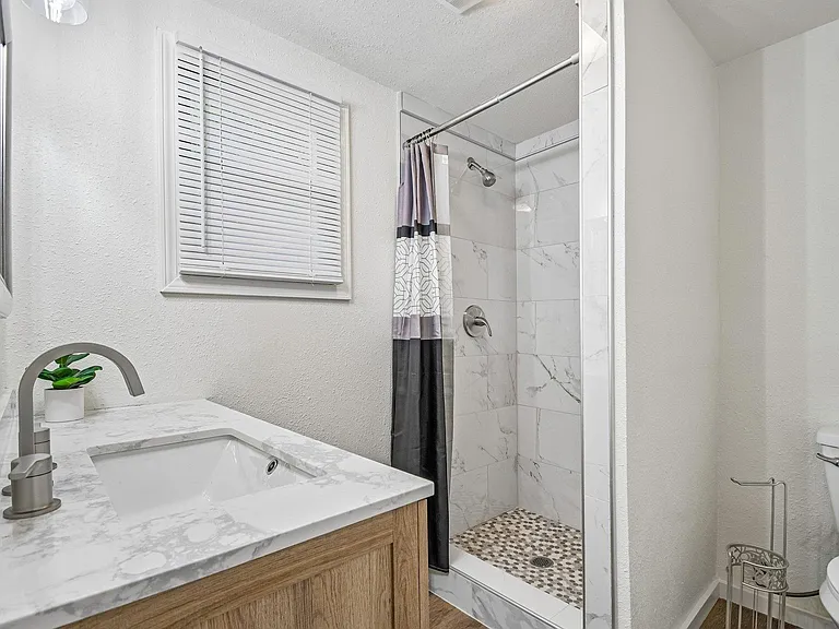 605 Bishop St — Photo 33