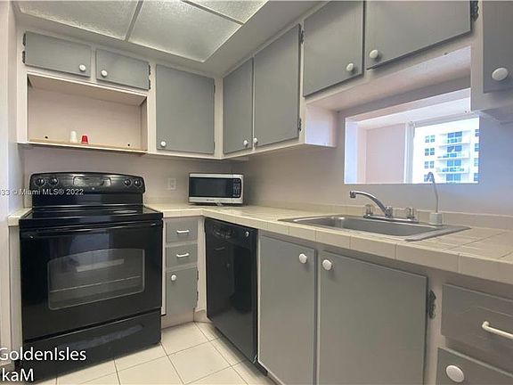4th image of 430 Golden Isles Dr APT 701