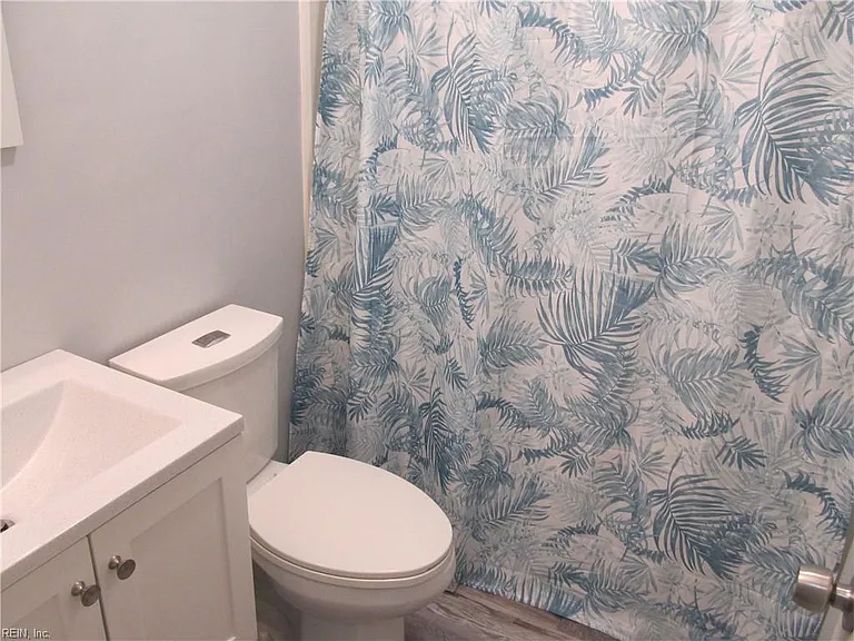 954 Dovercourt Rd — Photo 23