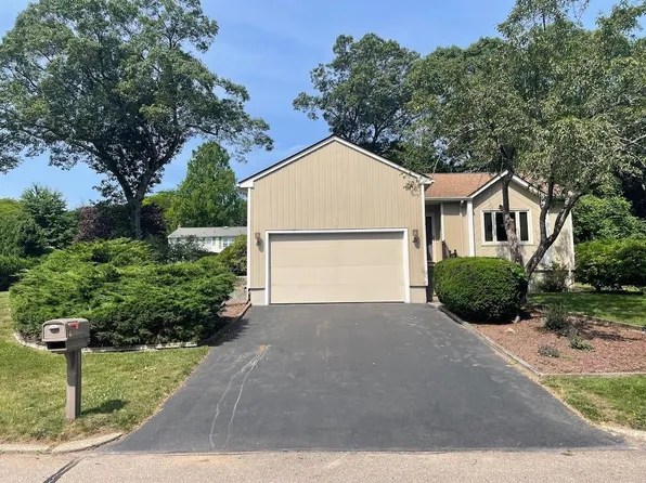 141 Sturbridge Dr, Warwick, RI 02886