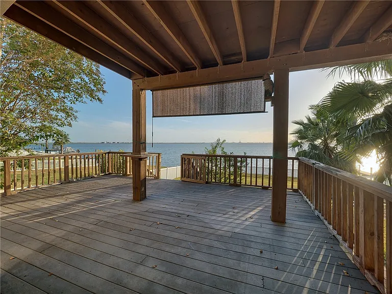 1343 Bayview Dr — Photo 35