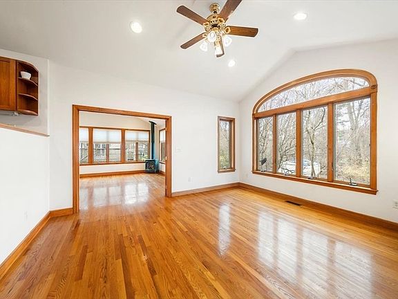 4th image of 28 Barnesdale Rd