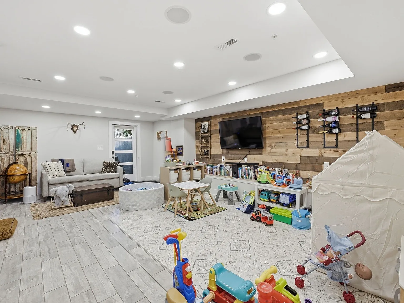 Modern Luxury Petworth Condo | Private Deck, Garage & 97 Walk Score — Photo 4