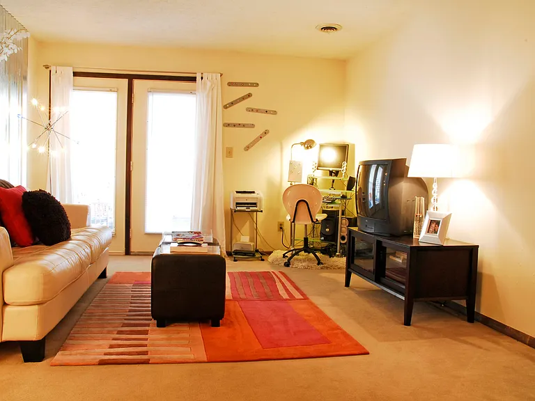 Evergreen Terrace Apartments — Photo 15