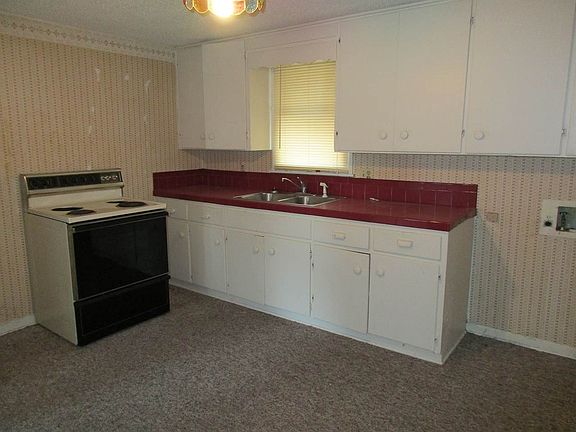 3rd image of 305 N Summit St