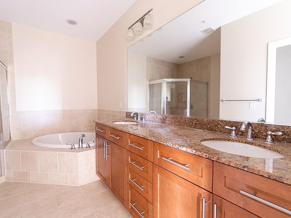 Main bathroom w/Double Sinks, Granite, Big tub & Separate Shower.