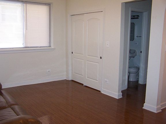 2nd image of 1528 W Pratt Blvd APT 105
