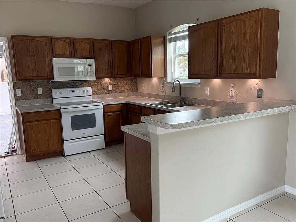 3 bed, 2.0 bath, 1331 sqft, $1,800 — Photo 3