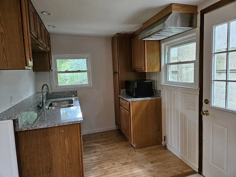 16 Riverview St — Photo 3