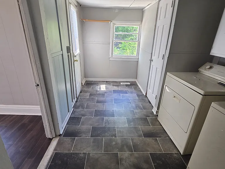 1705 Queen St — Photo 5