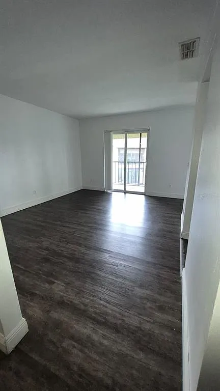 2 bed, 2.0 bath, 905 sqft, $1,580 — Photo 2