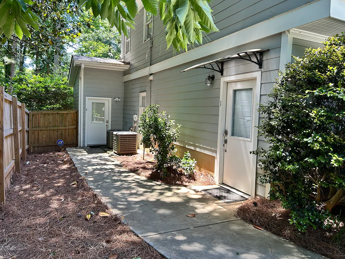 Building Photo - Pin Oak Cir
