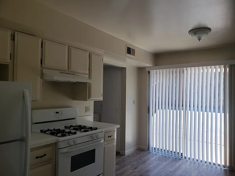 290 Hazel St #D — Photo 8
