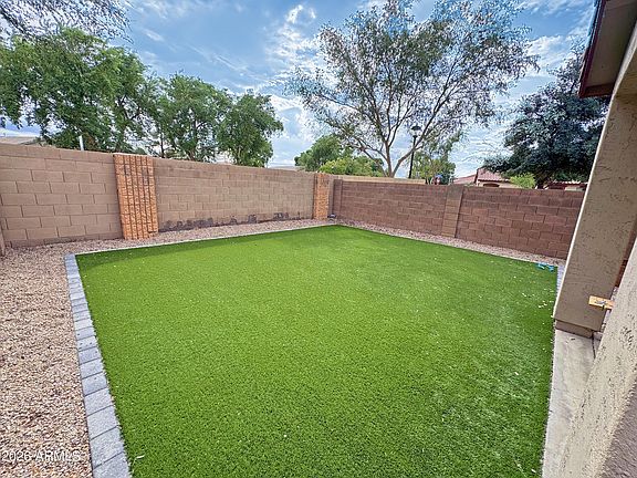 5th image of 1032 E Cantebria Drive