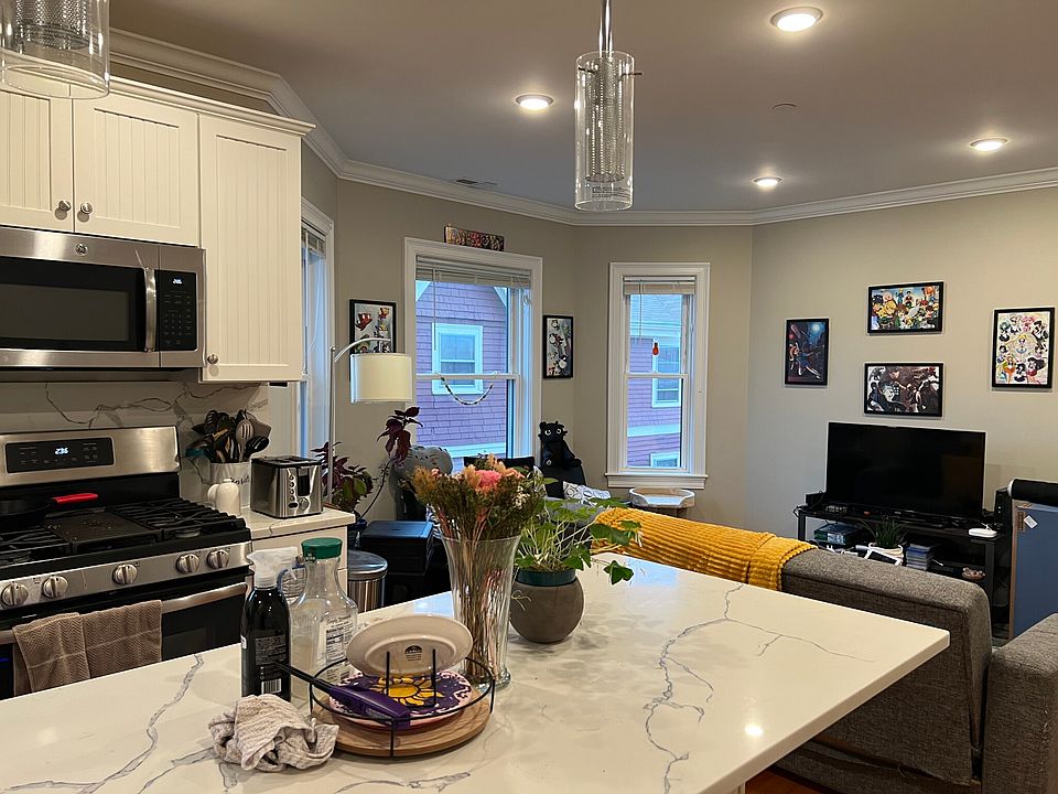 1st image of 118 Holland St #1B