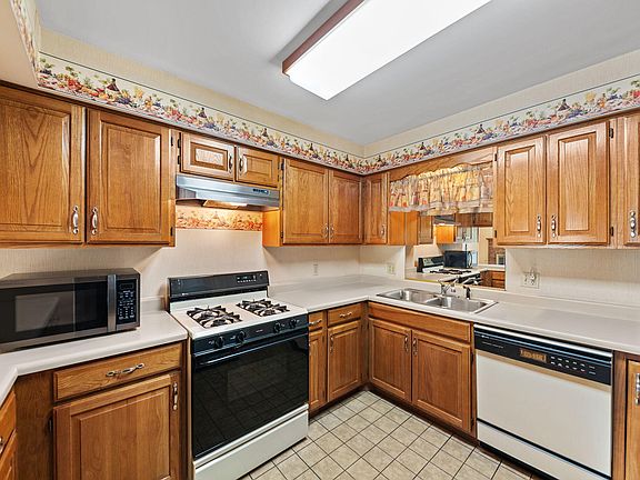 5th image of 643 South St APT 103