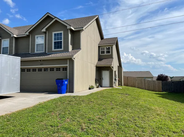 2805 Elm Creek Dr, Junction City, KS 66441