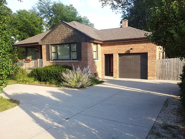 17W445 Butterfield Rd photo 1