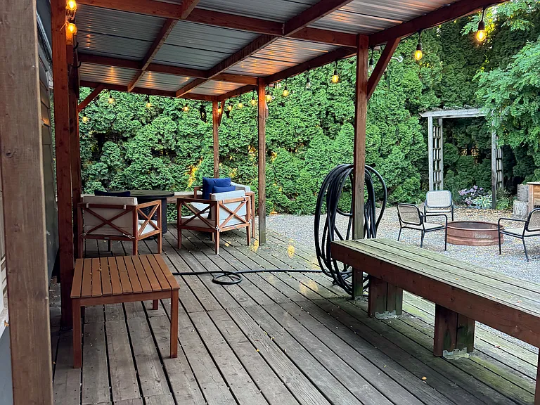 Covered back patio, furniture included