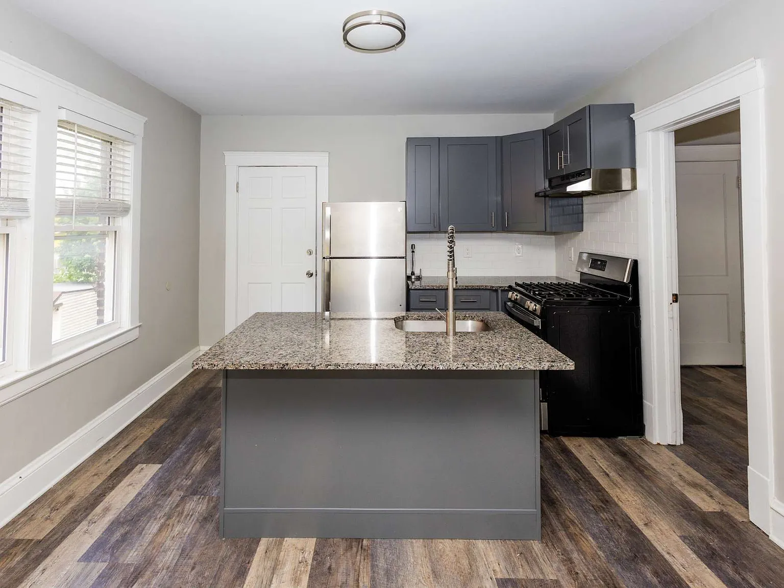 2 bed, 1250 sqft, $1,300 — Photo 3