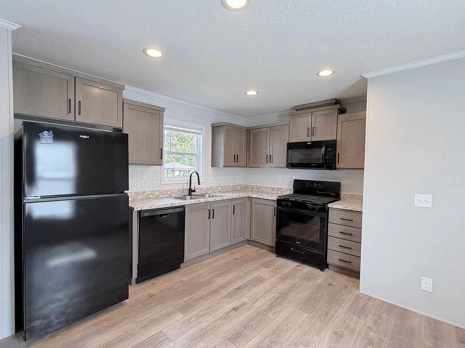 3 bed, 960 sqft, $1,479 — Photo 2
