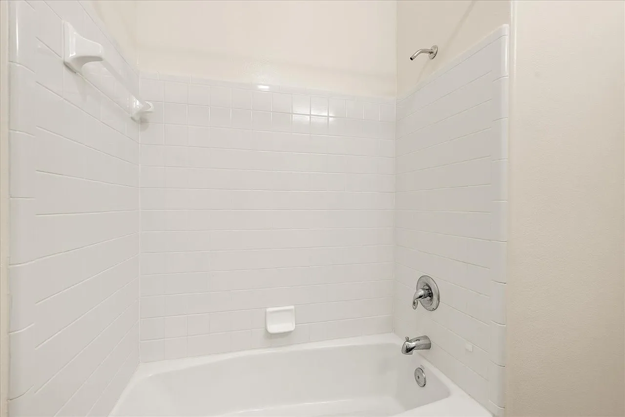 4 bed, 2042 sqft, $2,600 — Photo 4