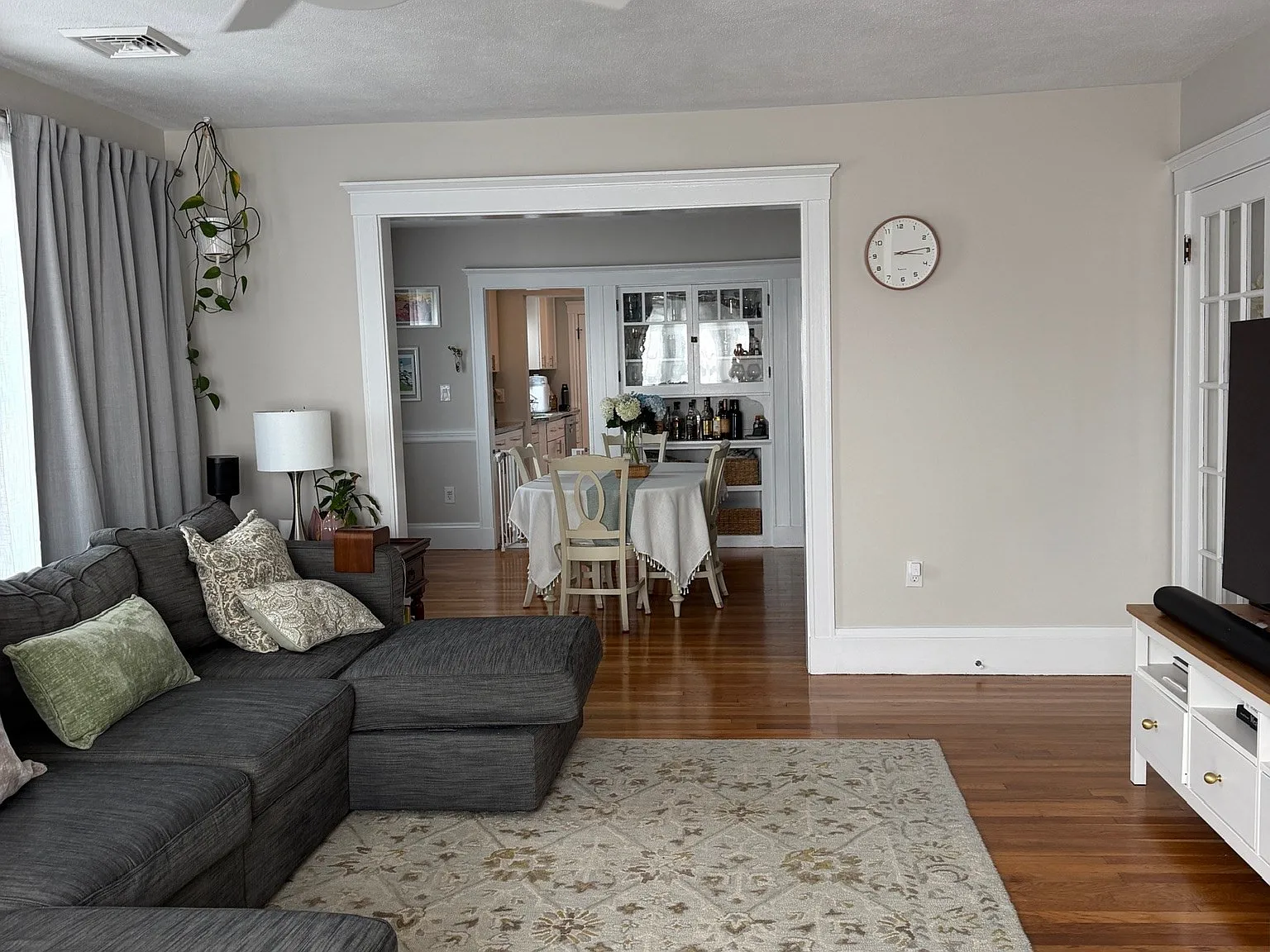 3 bed, 1.0 bath, 1350 sqft, $3,800 — Photo 2