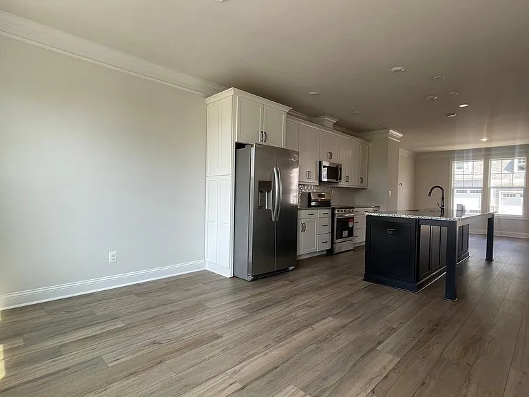 4006 Varick St — Photo 5