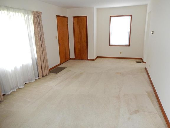 4th image of 925 Pauline Ave