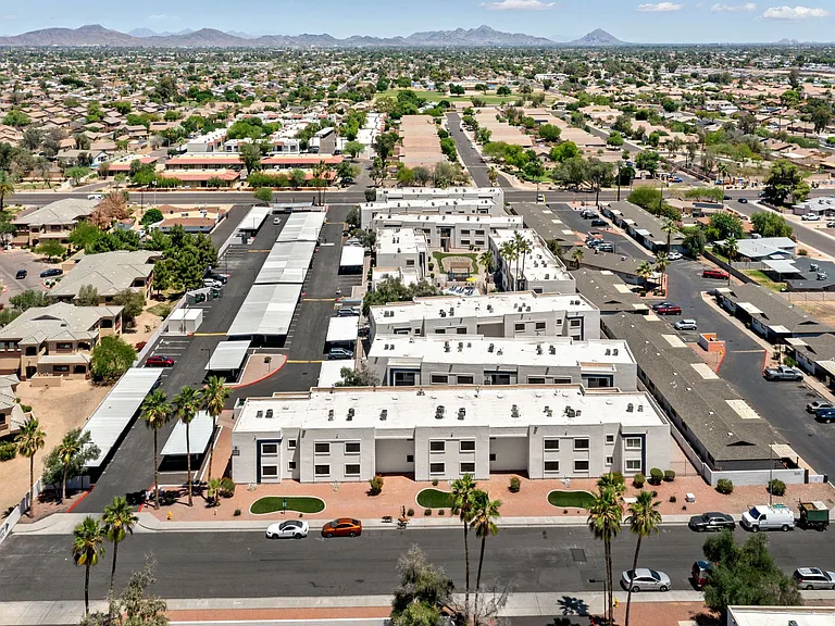 Celeste on Glendale — Photo 30