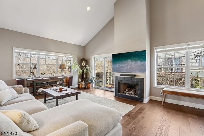 1st image of 23 Davenport Pl