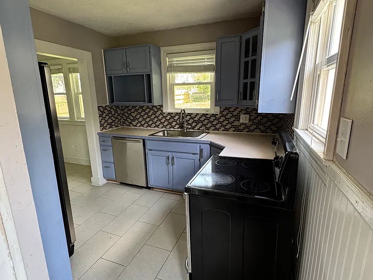 929 McClurkan Ave — Photo 3