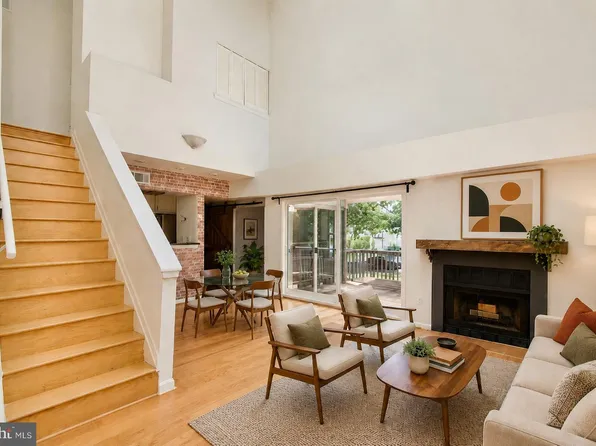3377 Lakeside View Dr #19-2, Falls Church, VA 22041