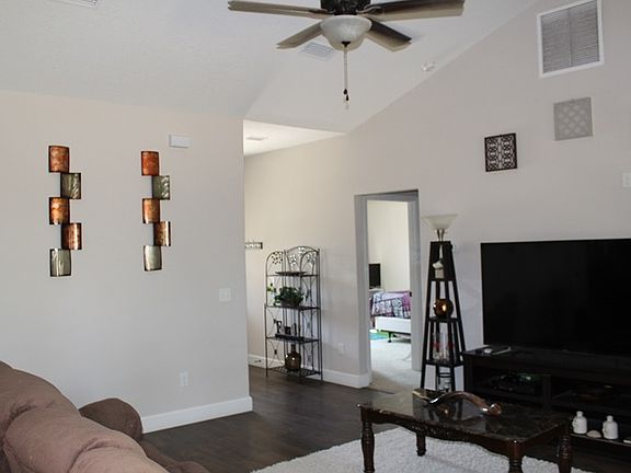 3rd image of 125 SW Rose Pointe Pl