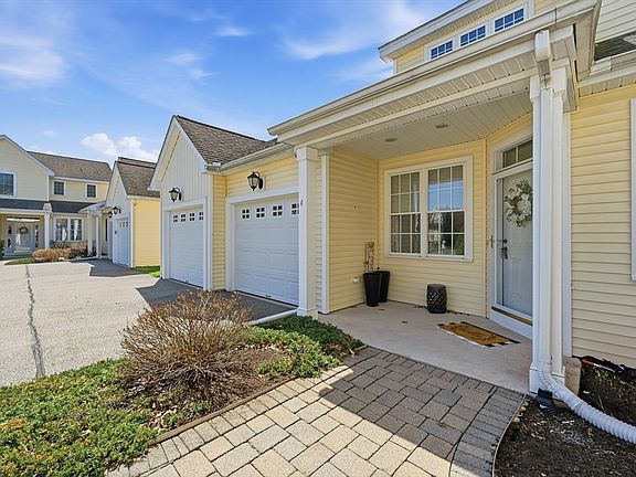 2nd image of 4 Emerald Ct Unit 4