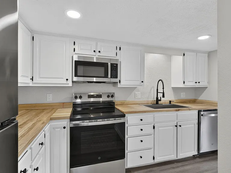 1030 E Elm St — Photo 10