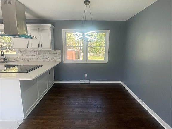 4th image of 5808 Parkview Ave