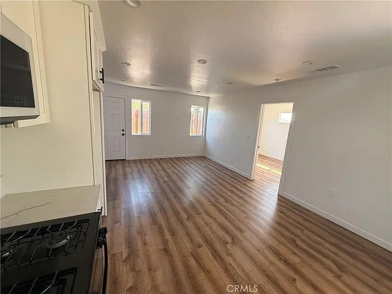 5472 N Mountain View Ave — Photo 3