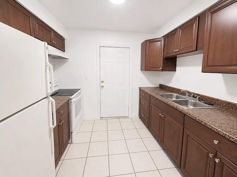 1954 S Pine Dr — Photo 2