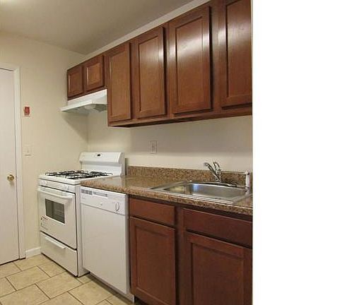 3rd image of 215 Concord Ln