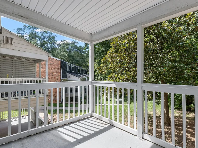 Blue Ridge Crossing Apartments & Townhomes — Photo 12