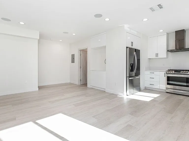 7446 Mammoth Ave — Photo 8