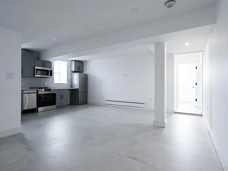 315 West Broadway — Photo 34