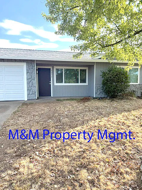 3233 Smithlee Dr