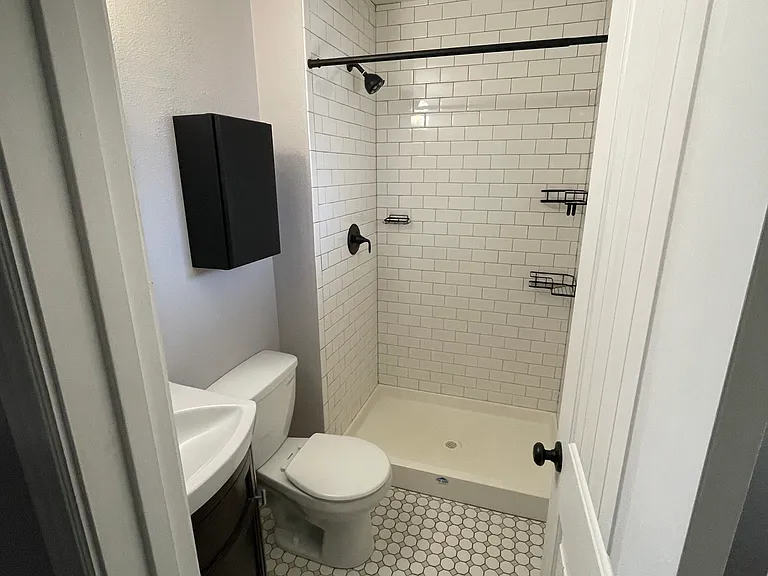 Primary bedroom bathroom.