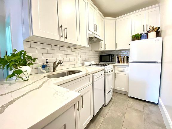 2nd image of 14 W 71st St APT 4R