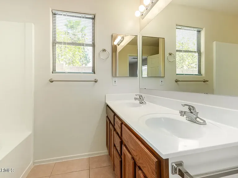 641 S 153rd Ln — Photo 2